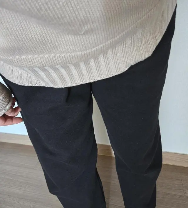 핏이 날씬해보이고 괜찮네요 두께도 적당하고. 다른컬로도 구매예정이에요~~