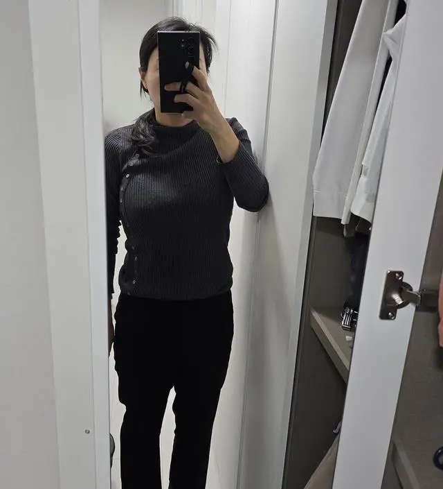 살이 빠져서 사이즈를 다운해서 구매했습니다. 역시 잘 맞고 핏이 좋습니다. 신축성도 